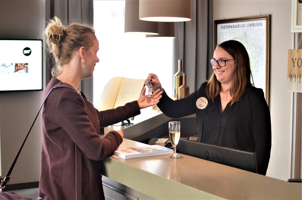 All round medewerker restaurant front-office Different Hotels